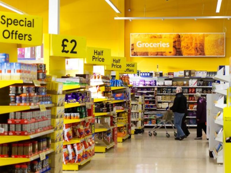 W tych godzinach najlepiej robić zakupy w supermarketach w UK! Wysokość promocji może Cię zaskoczyć!