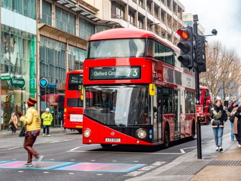 Skandaliczne zachowanie kierowcy autobusu w UK! Zrobił to W TRAKCIE JAZDY przy pasażerach!