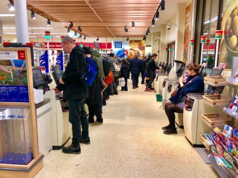 Tesco w UK testuje nową technologię! Klienci oburzeni zmianami: 'Czuję się jak na kontroli granicznej!'