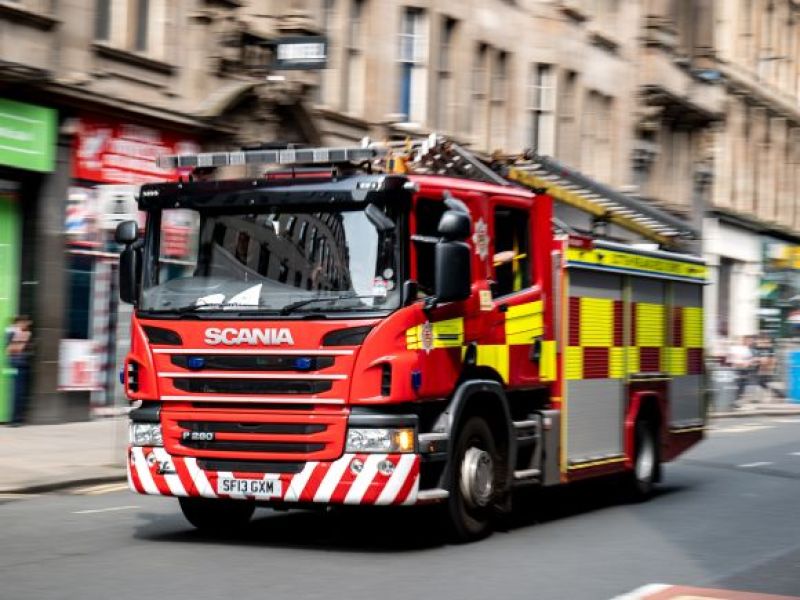 UK: Walka z ogromnym pożarem! Komunikat do ludzi: POZAMYKAĆ SZCZELNIE DRZWI I OKNA!