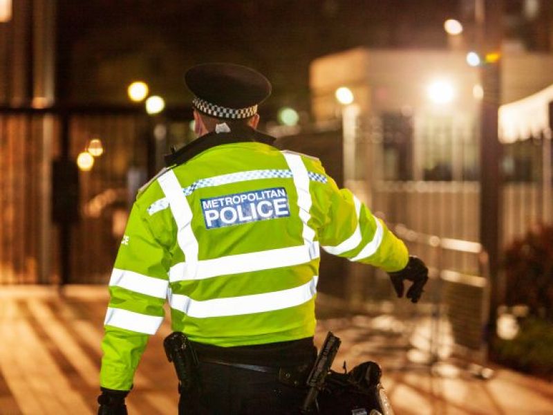 Atak substancją żrącą w UK - ofiara w stanie krytycznym! Policja nie może odnaleźć napastników!