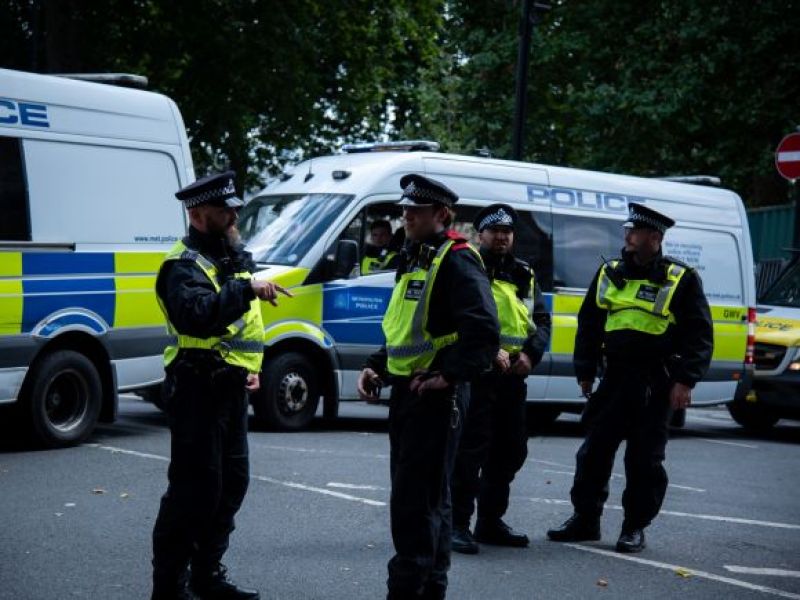 UK: Trwają poszukiwania zamaskowanego mężczyzny! Rozpyla gaz niewiadomego pochodzenia w komunikacji miejskiej!