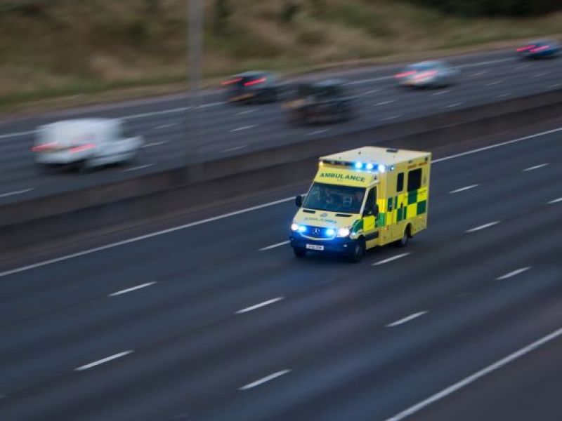 UK: Rozległy wypadek na autostradzie! Kierowca nie zdążył wyhamować - 5 osób zabranych do szpitala!