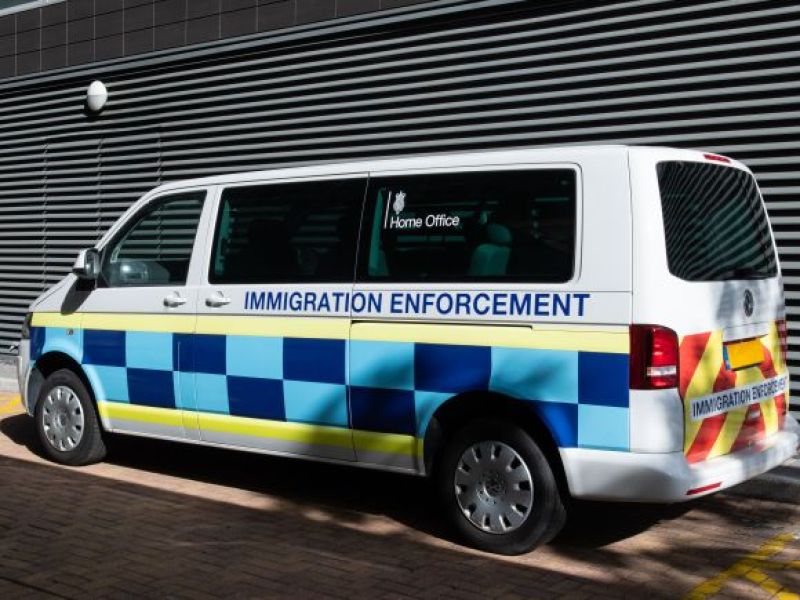 Masowe naloty Home Office na miejsca, w których pracują imigranci! Kto nie posiada odpowiednich dokumentów i statusu zabierany jest do deportacji!
