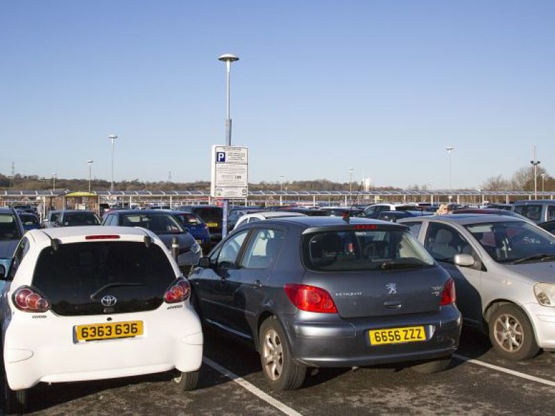 Kierowcy parkujący pod supermarketami ostrzegani! Można otrzymać karę w wysokości 100 funtów!