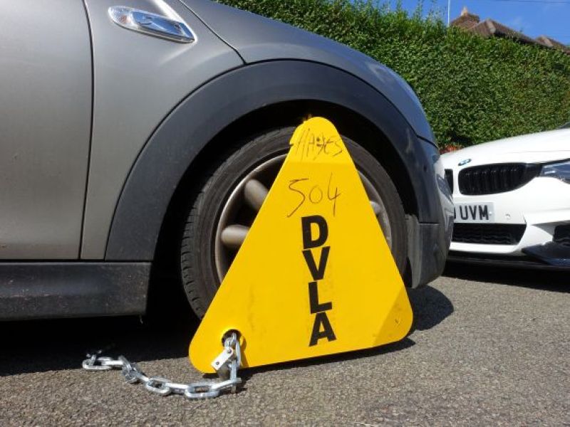 DVLA ostrzega kierowców w Wielkiej Brytanii! MUSISZ uiścić tę opłatę!
