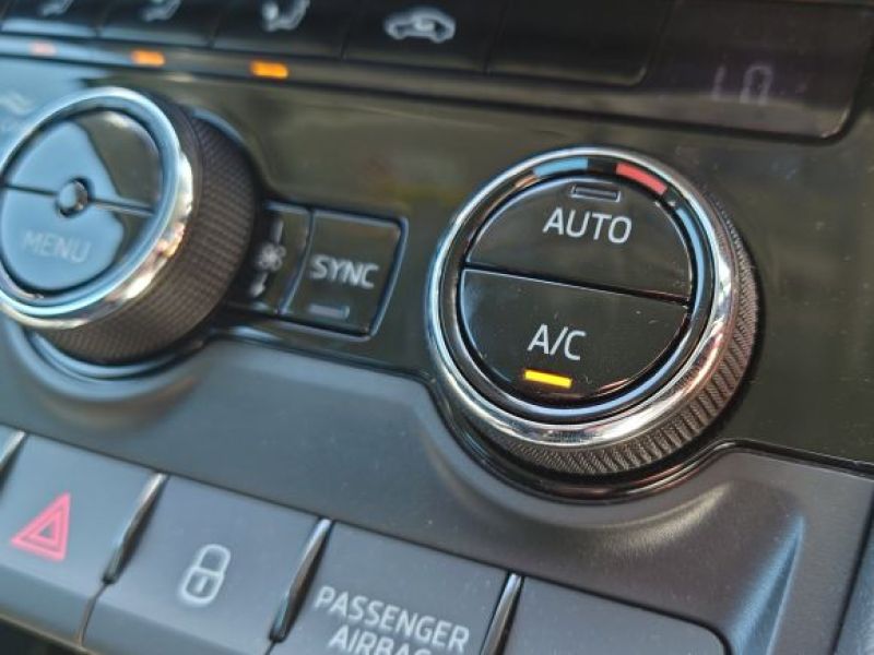 Eksperci motoryzacyjni przypominają! Takie korzystanie z klimatyzacji pomoże zaoszczędzić na paliwie!