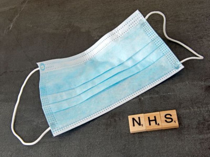 NHS walczy z ograniczeniem zachorowań w UK! Wracają coraz powszechniej maseczki!