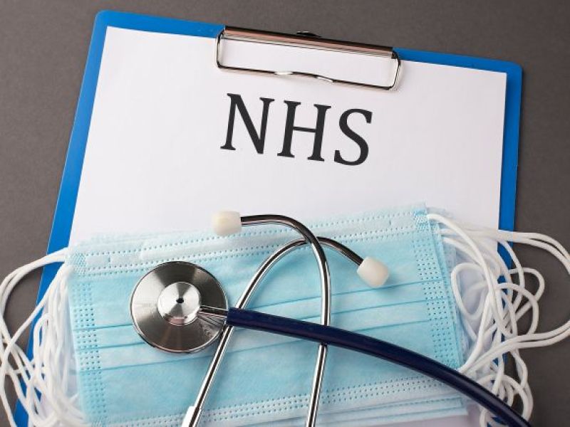 UK: Ponad 700-osobowe kolejki w NHS! Brytyjska służba zdrowia szuka rozwiązań - wracają m.in. maseczki!
