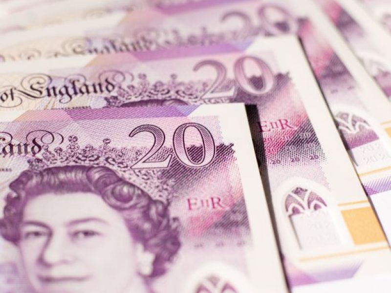 Nawet po 300 funtów dodatku dla rodzin w UK! Benefit trzeba odebrać przed wyznaczonym terminem!