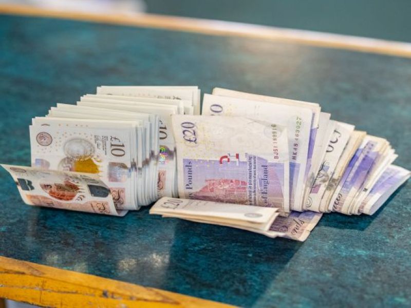 Od kilkuset do kilku tysięcy funtów od rządu UK! Władze Wielkiej Brytanii wyślą pieniądze prosto na konto!