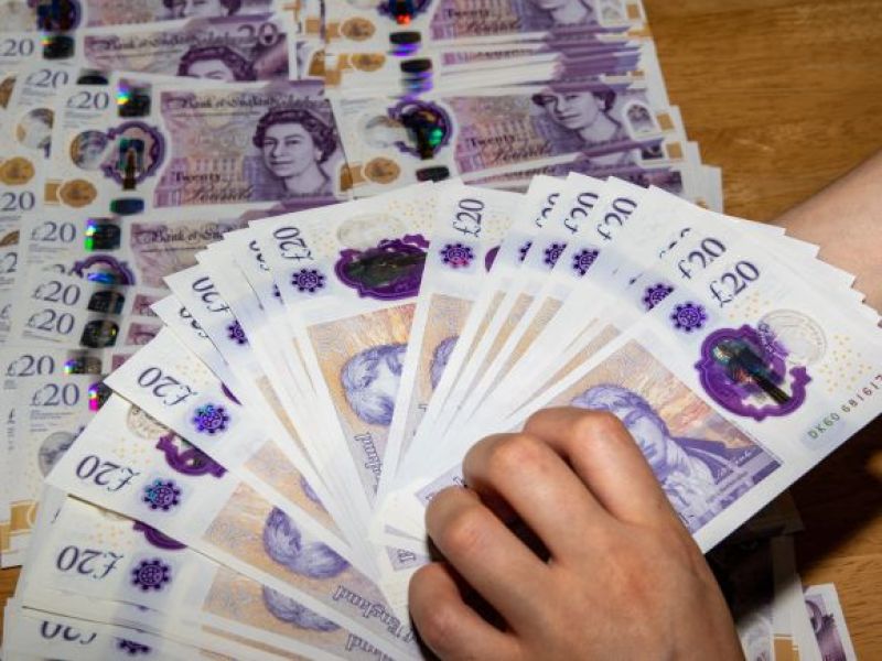 Nawet 500 funtów DODATKU pomocowego na opłatę rachunków! Mieszkańcy UK proszeni są o zgłaszanie się po pieniądze!