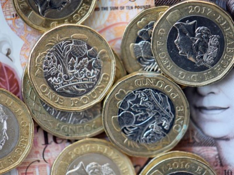 Rząd UK zatwierdza nowe stawki wynagrodzeń dla milionów pracowników!