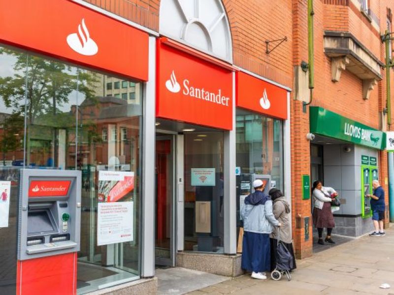 Niepewna przyszłość jednego z największych banków w UK! Odejście z Wielkiej Brytanii na horyzoncie!