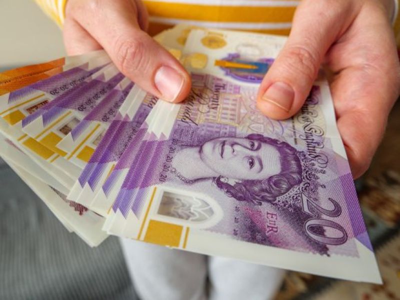 Tysiące osób pobierających benefity zmuszanych do oddania pieniędzy! Urząd nie odpuści!