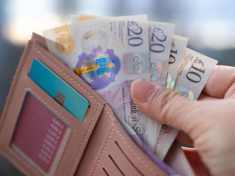 Do 470 funtów dodatkowo! Wiadomo od kiedy rząd będzie wypłacać więcej pieniędzy!