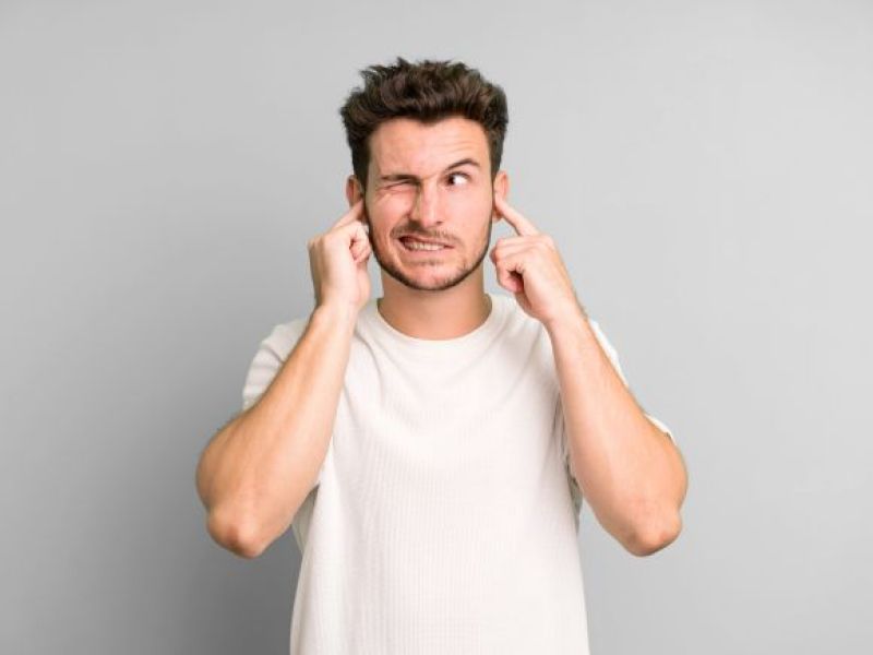 Robisz to swoim uszom? Eksperci ostrzegają przed tym popularnym nawykiem!