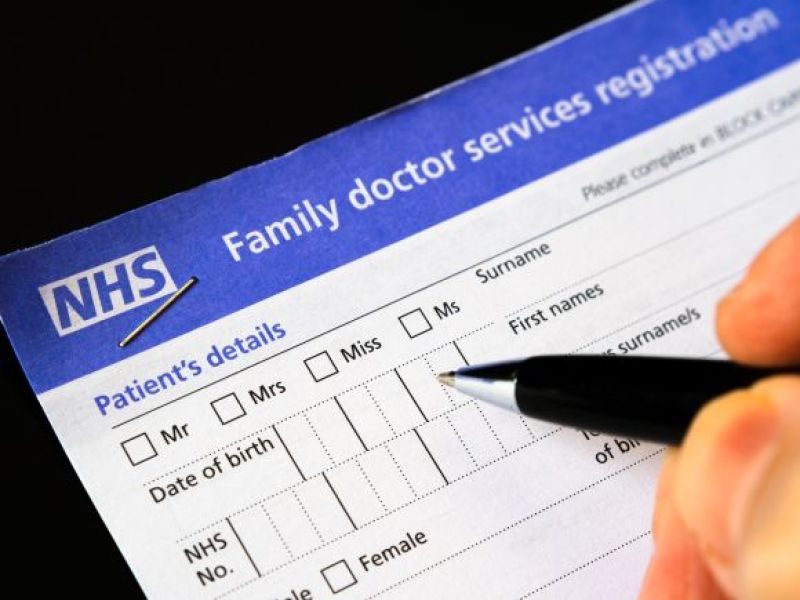 Ludzie w Wielkiej Brytanii coraz mniej ufają lekarzom GP! Poziom zadowolenia z NHS leci na łeb na szyję!