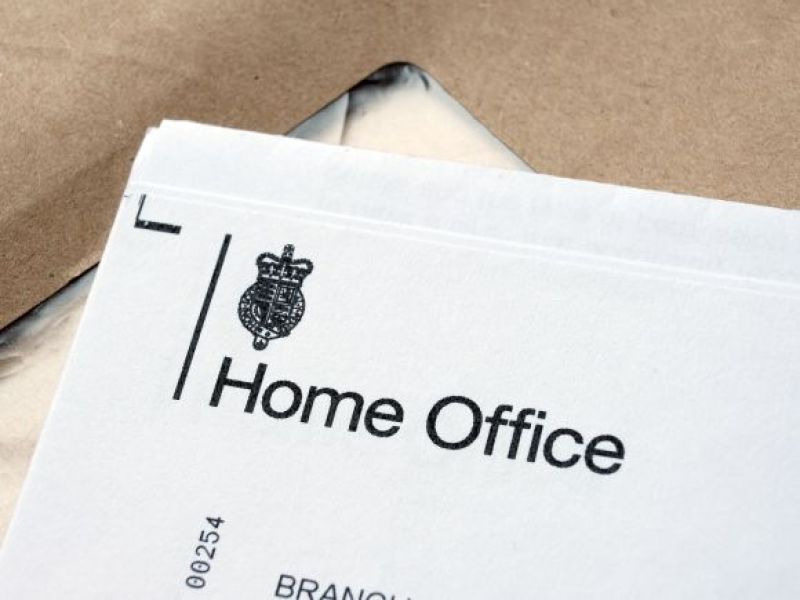 Home Office wycofuje się z przepisu uderzającego w imigrantów! Obcokrajowcy będą mogli na tym zaoszczędzić!