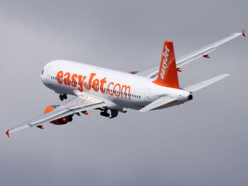 Alarm w samolocie easyJet! Po lądowaniu w UK na pokład wysłano ratowników!