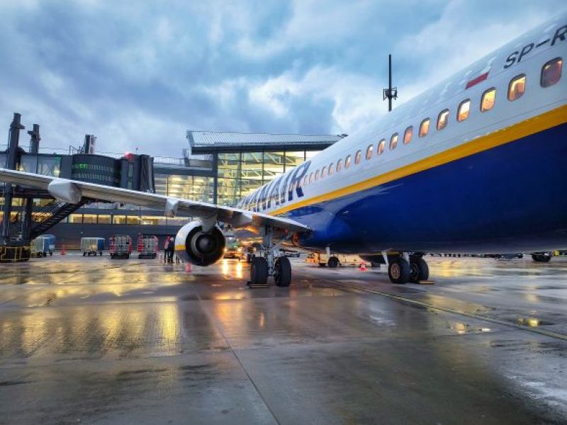 Ryanair grozi cięciami połączeń! Linie lotnicze uderzą w podróżujących z UK!