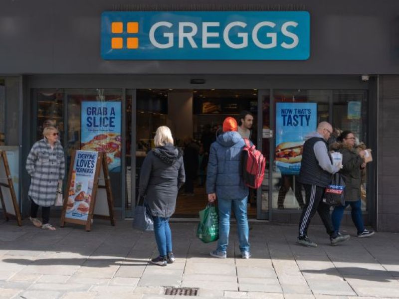Sieć Greggs w UK testuje nowe zasady obsługi klienta! Nowe środki bezpieczeństwa!
