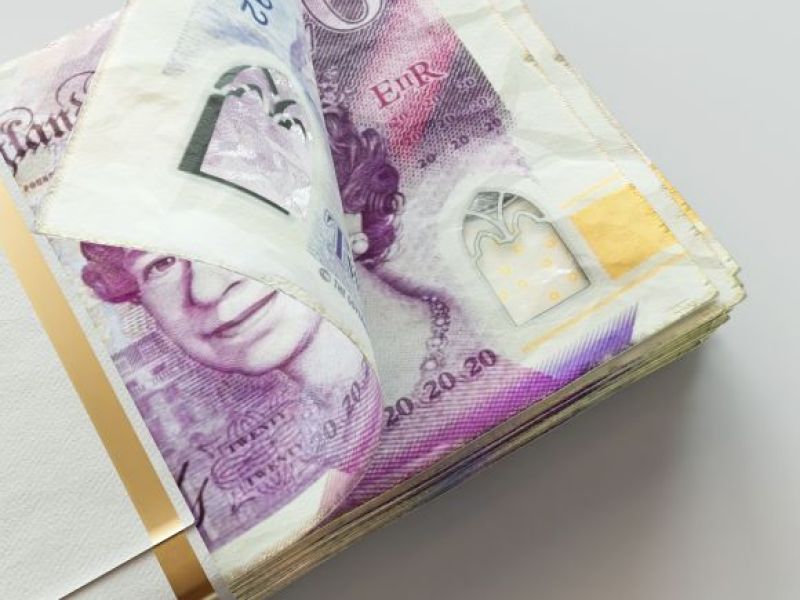 Rząd UK naprawia swoje błędy! Przelewy w wysokości 8 tysięcy funtów wysyłane do mieszkańców!