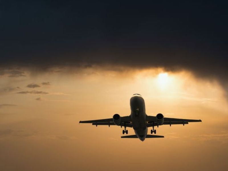 Samolot pasażerski z 200 osobami na pokładzie leciał bez kontroli pilotów! Jeden zemdlał, drugi nie mógł dostać się do kabiny!
