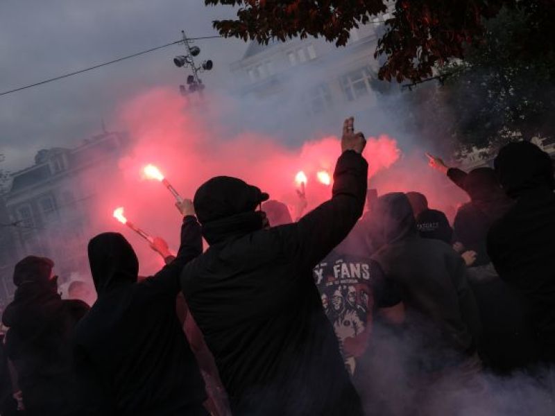 Polacy WŚCIEKLI na kibiców piłkarskich z Wielkiej Brytanii! Wielka rozróba - interwencja oddziałów policji!