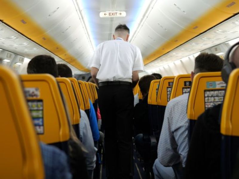 Ryanair w ogniu krytyki! Tanie linie lotnicze podejmują kontrowersyjną decyzję wobec swoich pracowników!