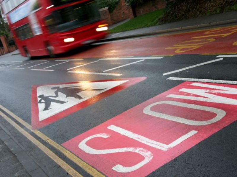 Zamieszanie w stolicy UK! Poważne wypadki w centrum - autobus staranował rowerzystę!
