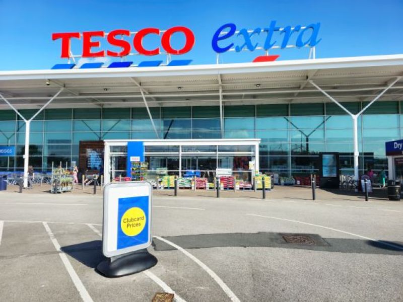 Popularna przekąska znika z półek Tesco! Klienci w UK nie kryją rozczarowania!
