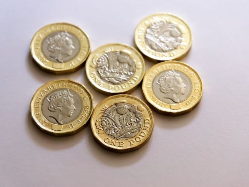 Już w tym miesiącu! Tysiące osób pobierających w UK benefity dostanie podwyżki!