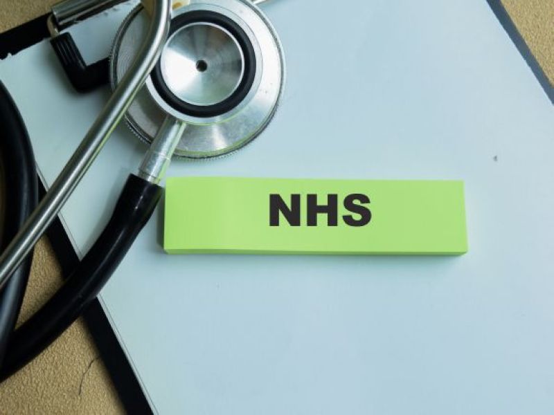 Niecodzienny precedens w UK! NHS ogranicza dostęp do usług dzieciom w zależności od ich edukacji!