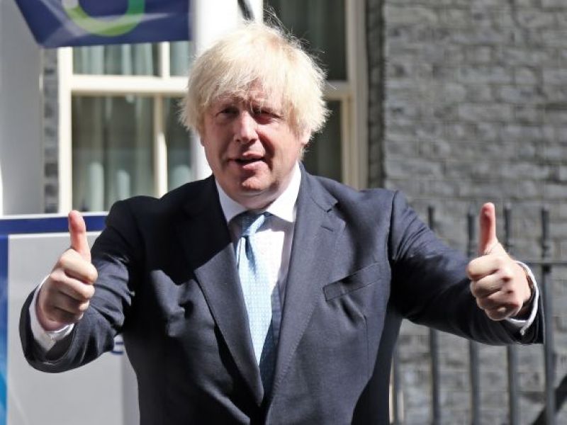 Boris Johnson ponownie o sobie przypomniał! Tym razem przez nietypowe spotkanie... ze strusiem!
