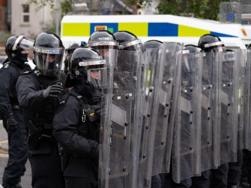 UK: Drugi dzień zamieszek! Kilku policjantów poszkodowanych po atakach z użyciem fajerwerków i benzyny!