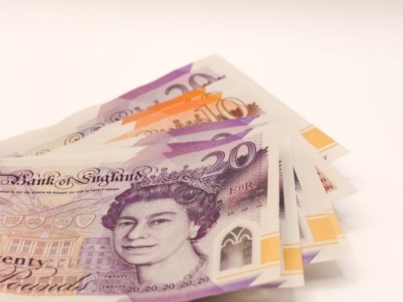 Od dzisiaj ruszają wypłaty bonusów dla posiadaczy tych kont w UK! Można spodziewać się przelewu w wysokości 100 funtów!
