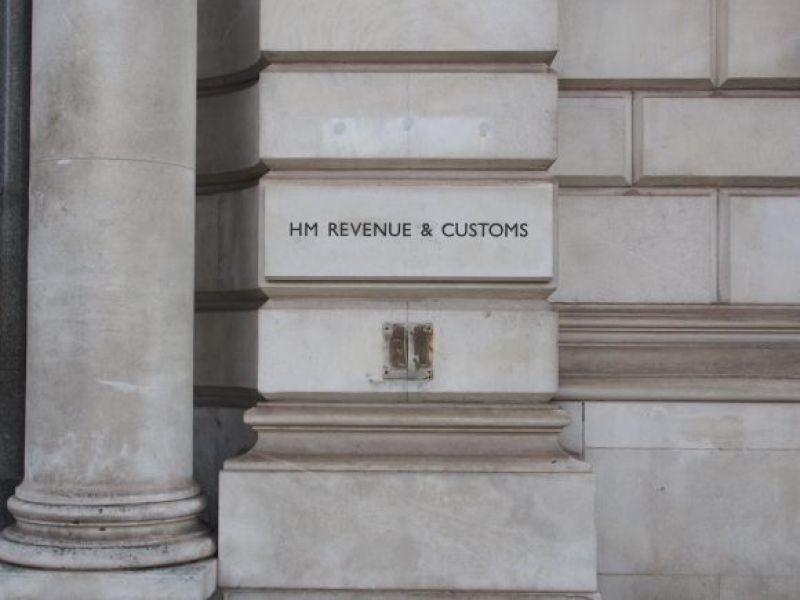 HMRC ostrzega osoby zarabiające w UK! 1000 funtów to granica, której nie powinno się przekroczyć...