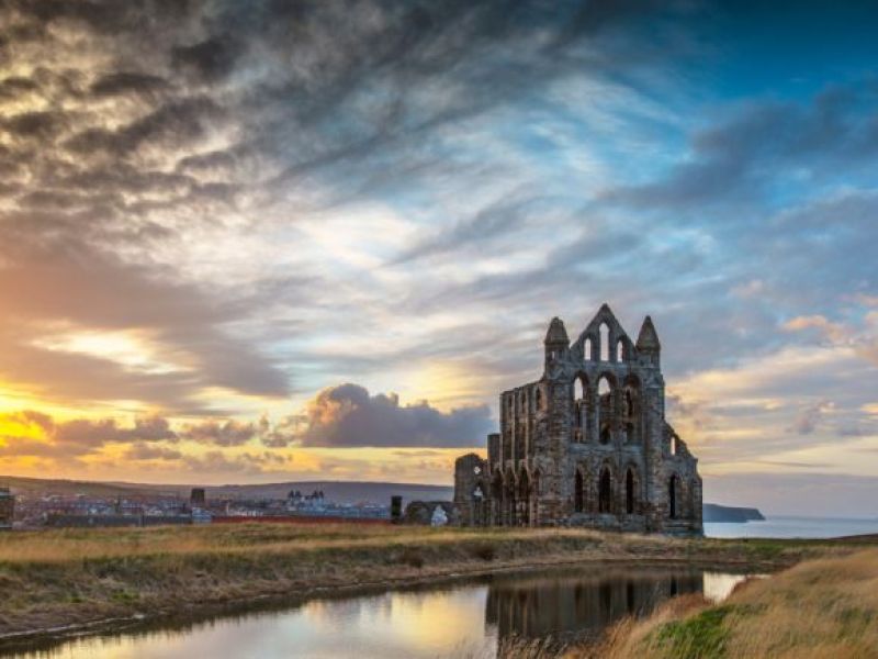 Ruiny opactwa w Whitby – widoki, które inspirują artystów