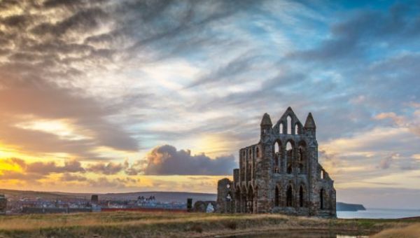 Ruiny opactwa w Whitby – widoki, które inspirują artystów