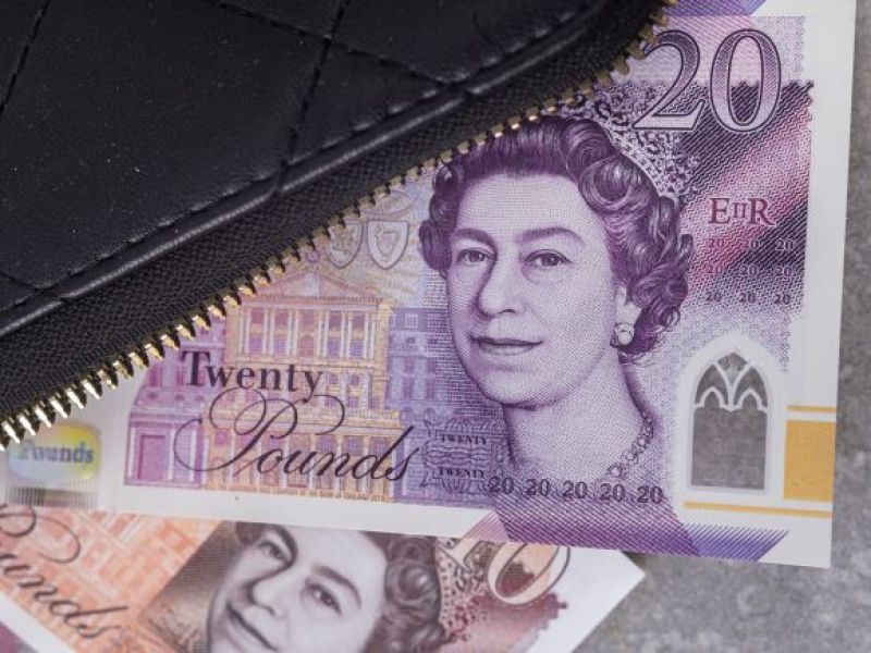 W związku z ostatnimi awariami mieszkańcom UK zaleca się trzymanie około 400 funtów w gotówce w domu!