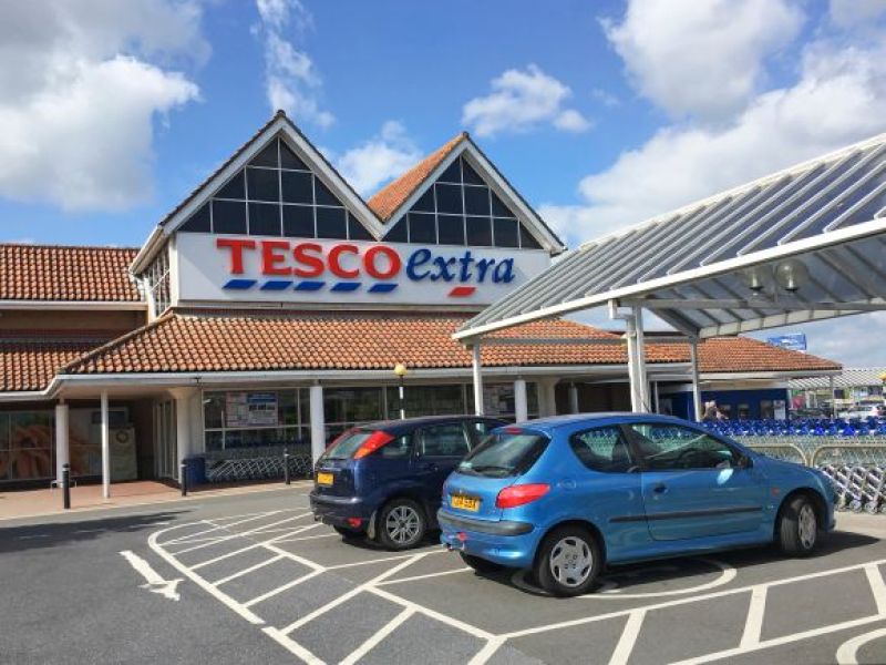 Nowa fala kradzieży w brytyjskich supermarketach! Gangi wbiegają do Tesco czy Asdy i zabierają co chcą!