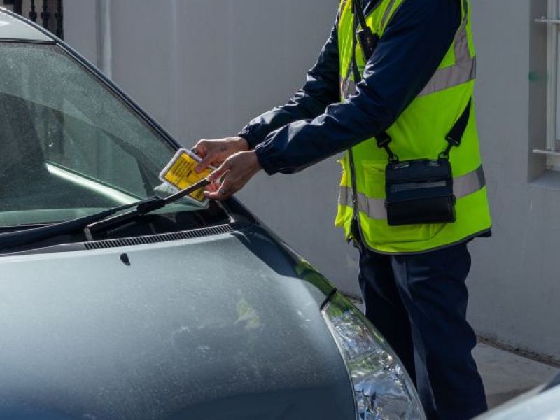 Prywatne mandaty parkingowe w Wielkiej Brytanii biją rekordy – co drugi kierowca może być zagrożony