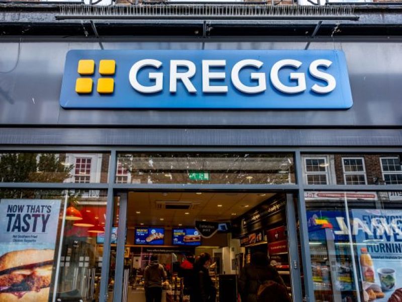 Greggs od dzisiaj oferuje nowe zestawy śniadaniowe dla klientów w UK! Specjalne gratisy!