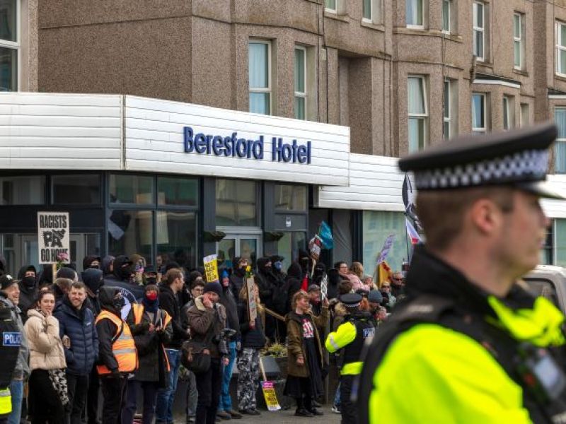 Fala protestów wobec migrantów w UK! Nielegalny imigrant oskarżony o 3 napaści seksualne po tygodniu pobytu na Wyspach!