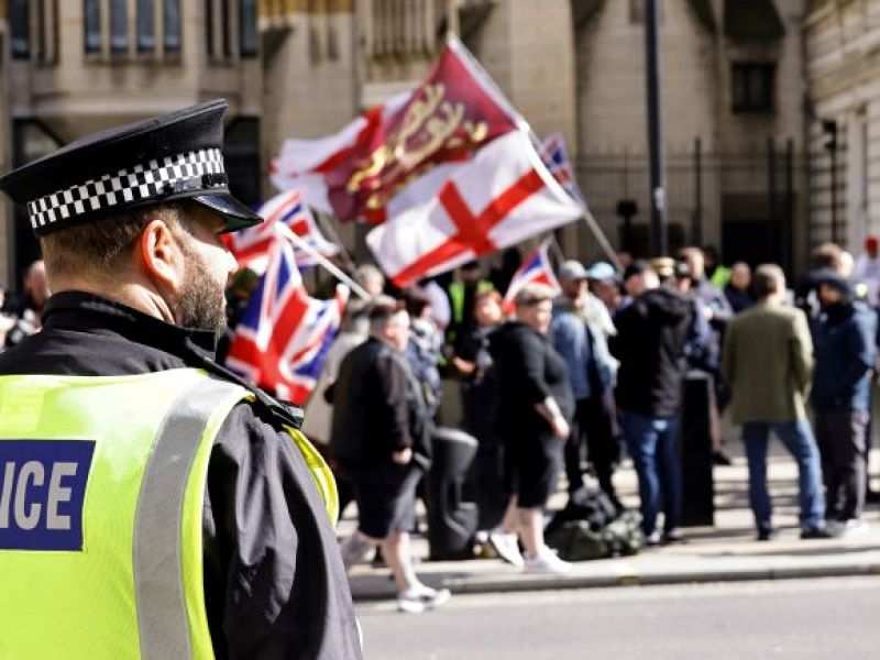 Demonstracje i protesty antymigracyjne w UK - konflikt coraz większy, społeczeństwo podzielone
