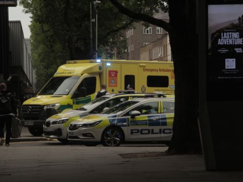 UK: Furgonetka przebiła ścianę na parkingu wielopoziomowym! Gruzy poleciały na przechodniów!