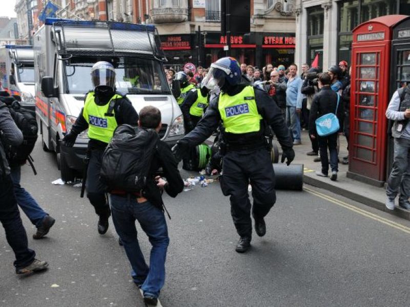 Napięta atmosfera w UK! Brutalne protesty antymigracyjne - interwencje policji!