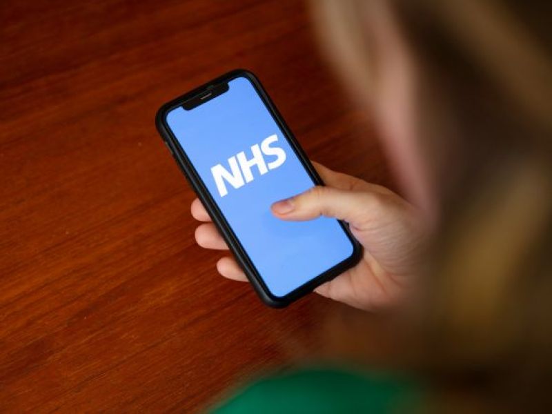 NHS oddaje pacjentów w ręce sztucznej inteligencji! Więcej chorych będzie wysyłanych do 'aplikacji'!