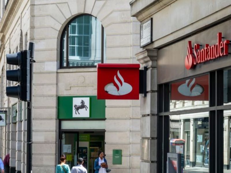 Zmiany w oddziałach bankowych w UK! Część usług trzeba będzie załatwiać na poczcie!